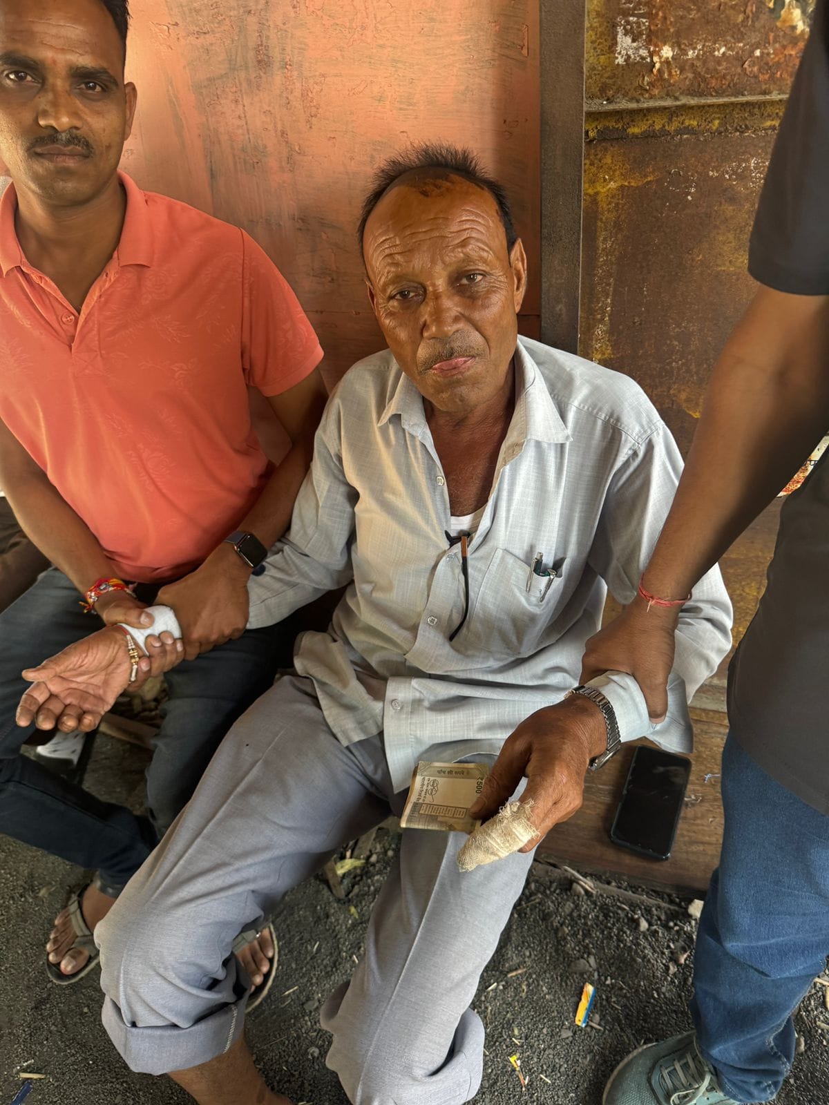 Lokayukta police arrested a lineman taking a bribe of Rs 4000