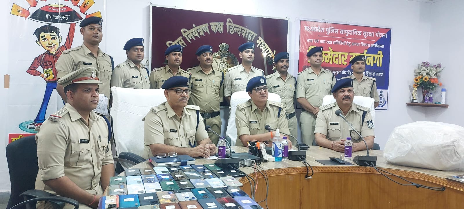 Chhindwara News: Police returned happiness to people on Diwali, returned 251 lost mobiles