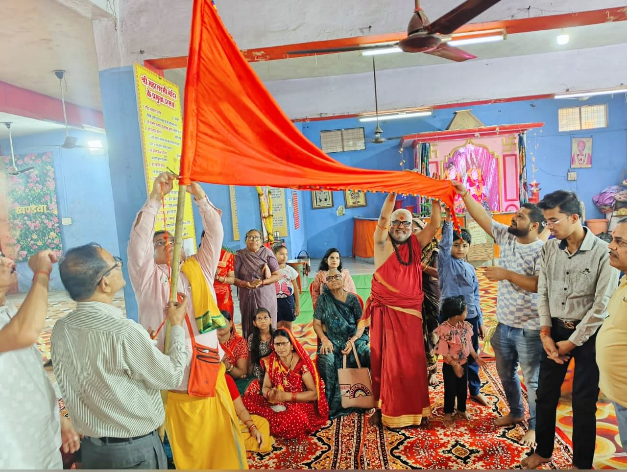 Flag worship was done on Dhanteras in Shri Mahalaxmi temple in khandwa