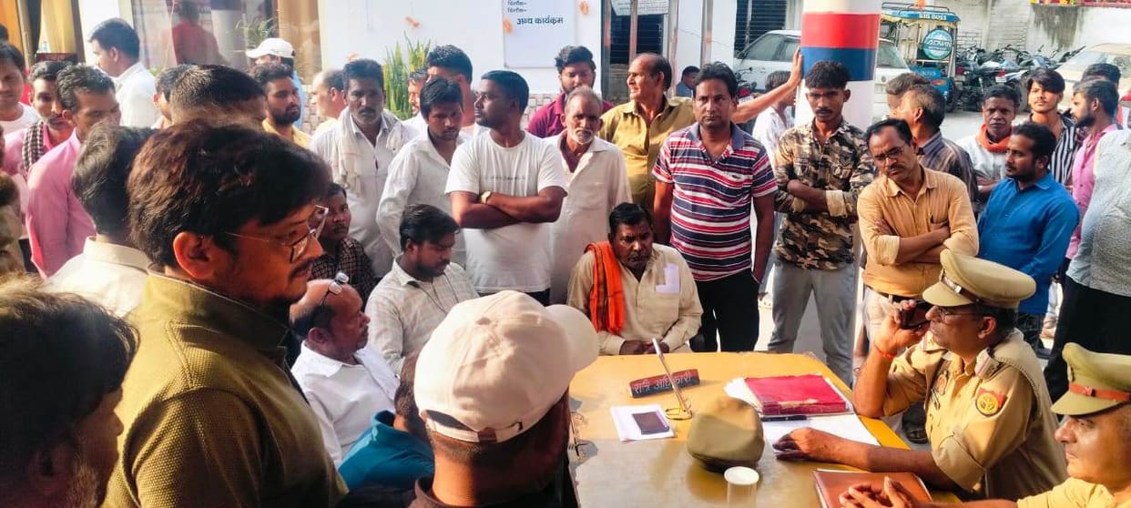 Sanitation workers surrounded the police station
