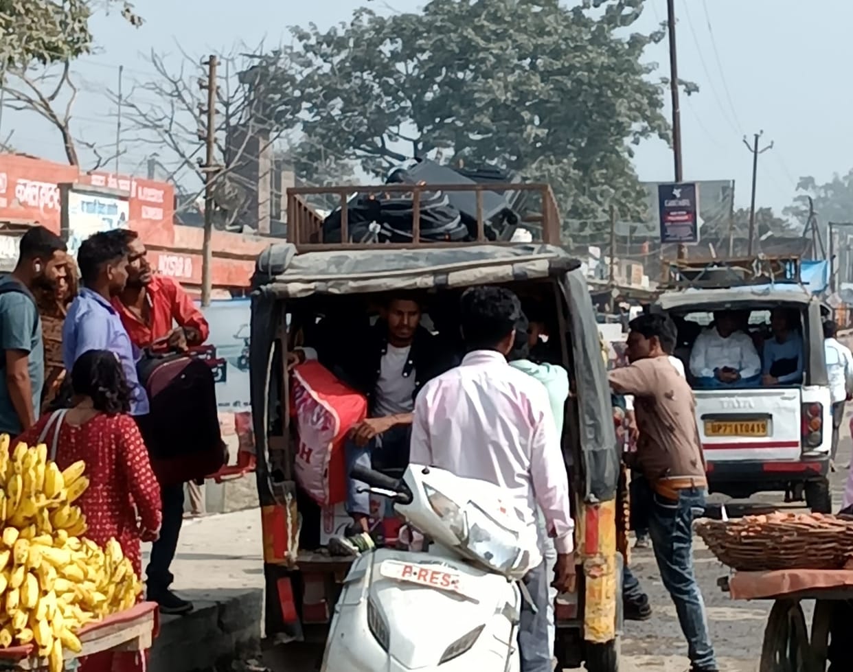Passengers wandered in search of buses, illegal vehicles became the support