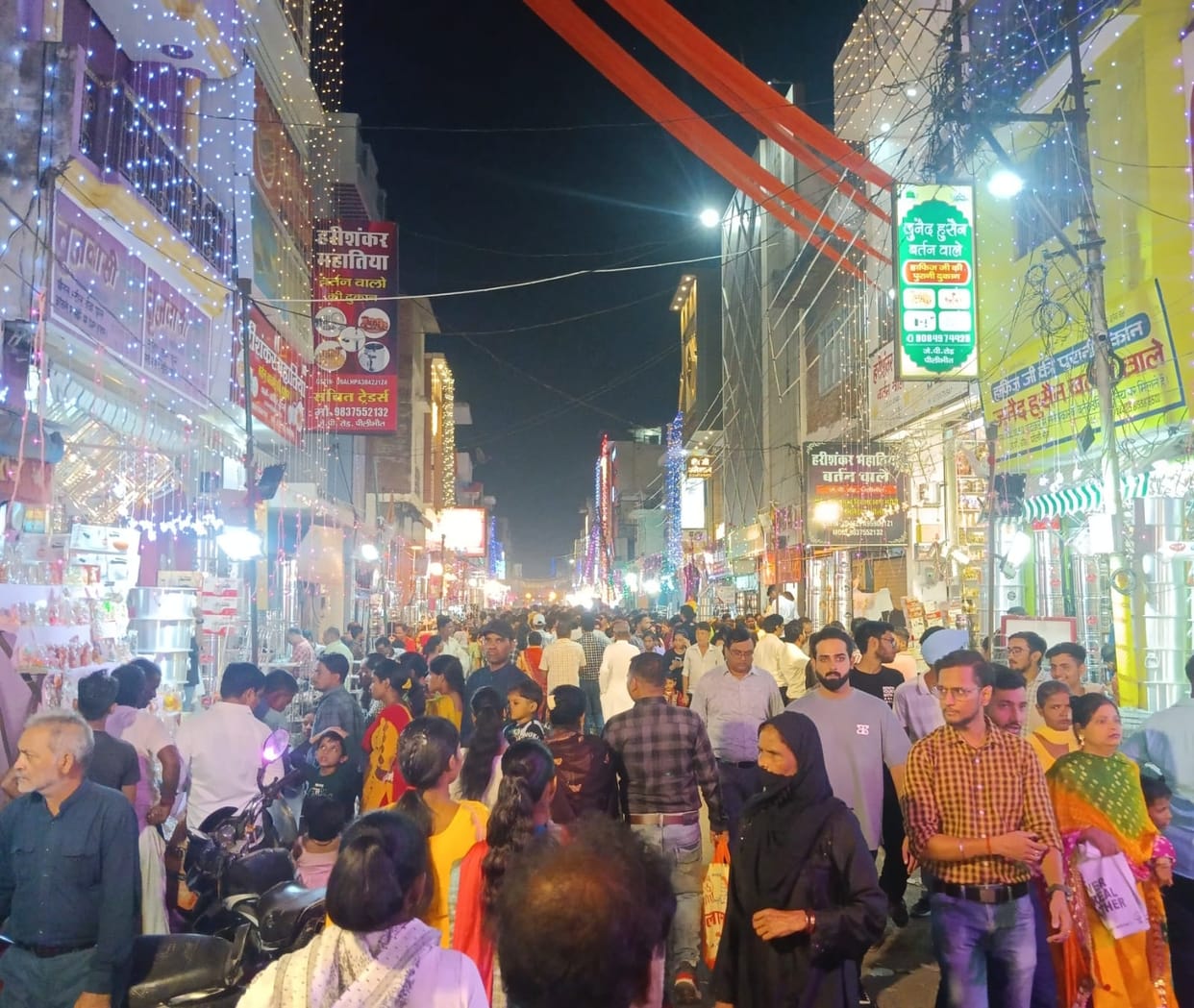 The city is decorated to welcome Maa Lakshmi, today there will be splendor in homes