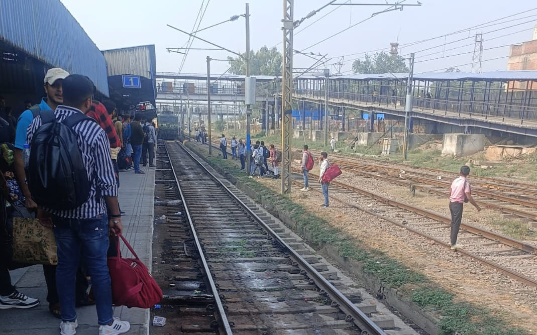 Passengers reached the tracks