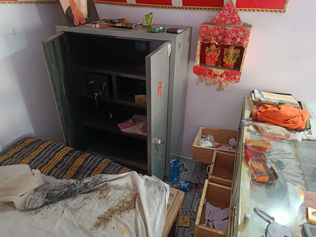 Shutters of three shops including bullion uprooted in Jamuka... goods worth lakhs stolen