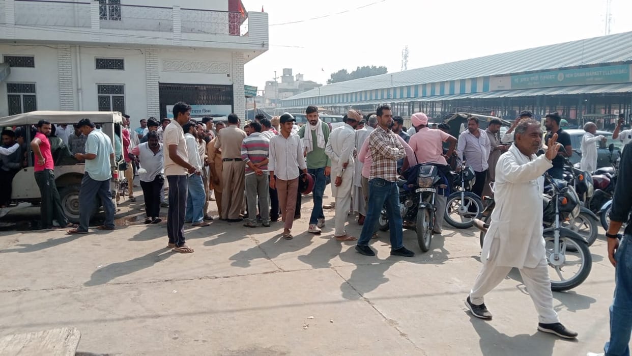 Fertilizer reached the society for distribution in the district, farmers got into a fight among themselves in Ellenabad