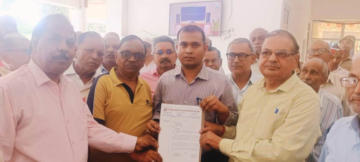 Retired employees stage strike for dearness relief payment