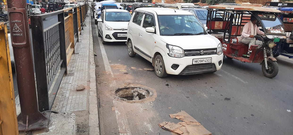 Manhole cover broken on Delhi road since two days, department is not taking care