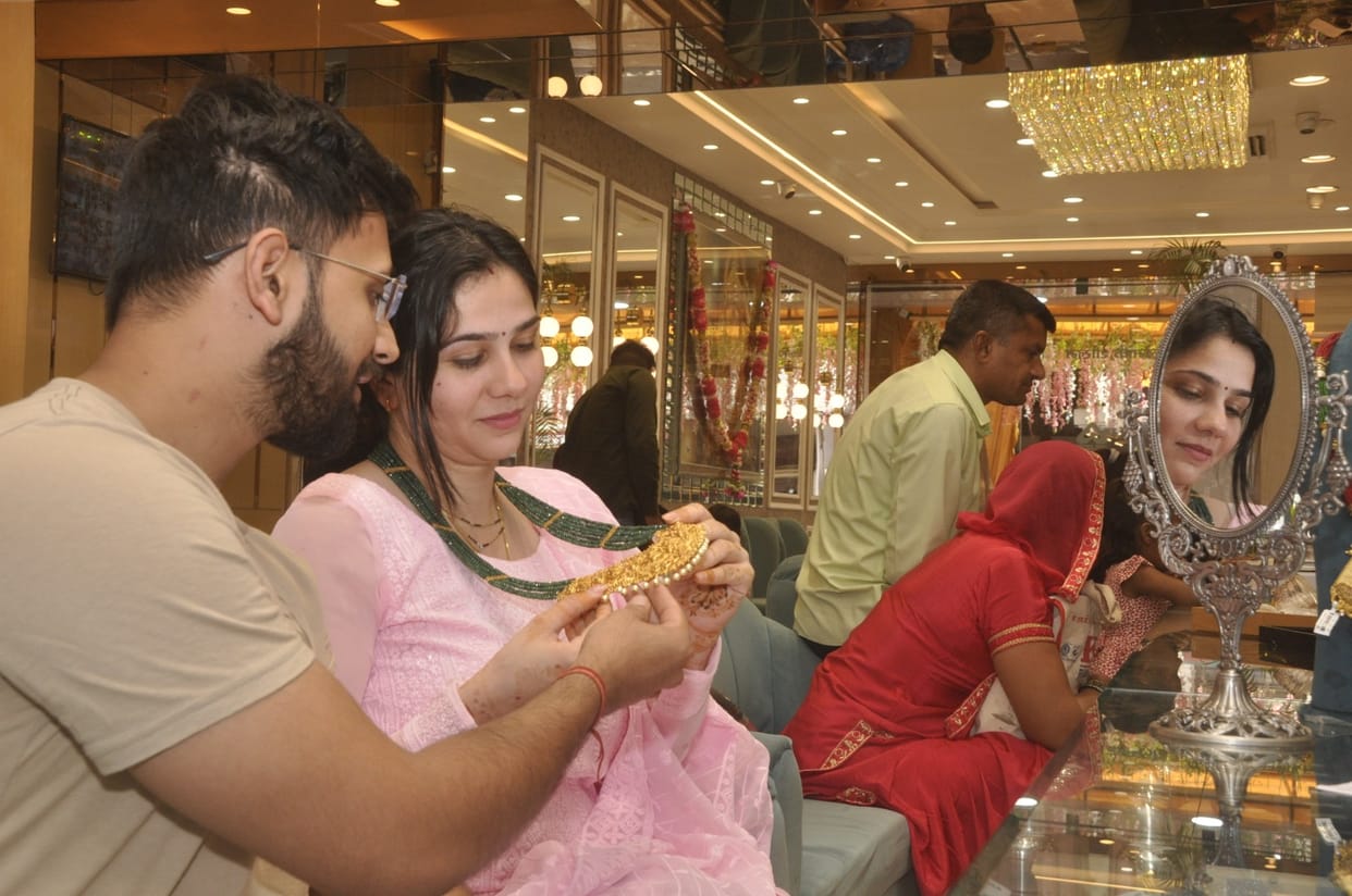 Goddess Lakshmi's blessings on Dhanteras, business worth Rs 400 crore