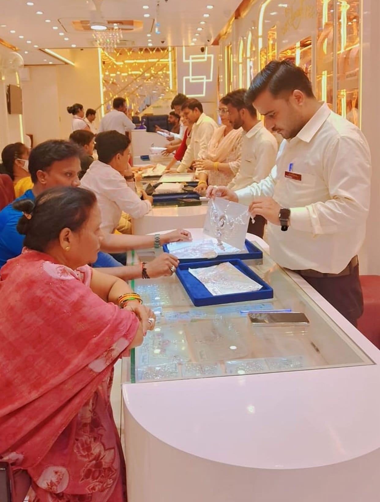 Buyers gathered on Dhanteras, markets remained buzzing till night