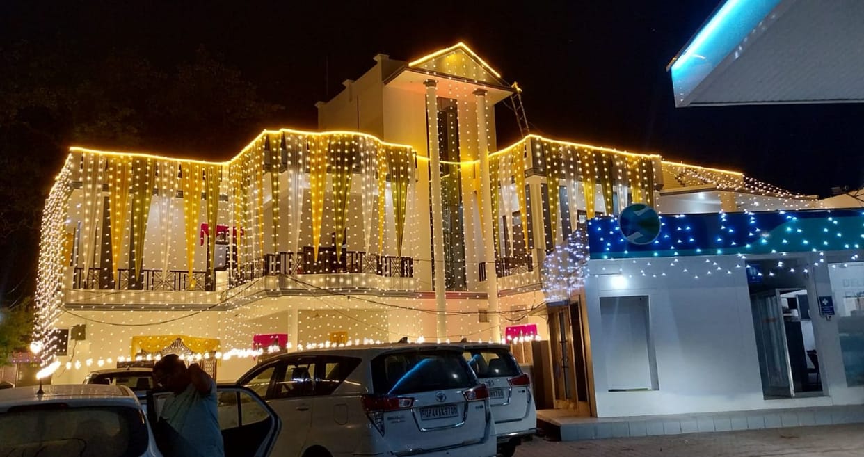 Chhoti Diwali was celebrated by lighting lamps and worshiping in homes.