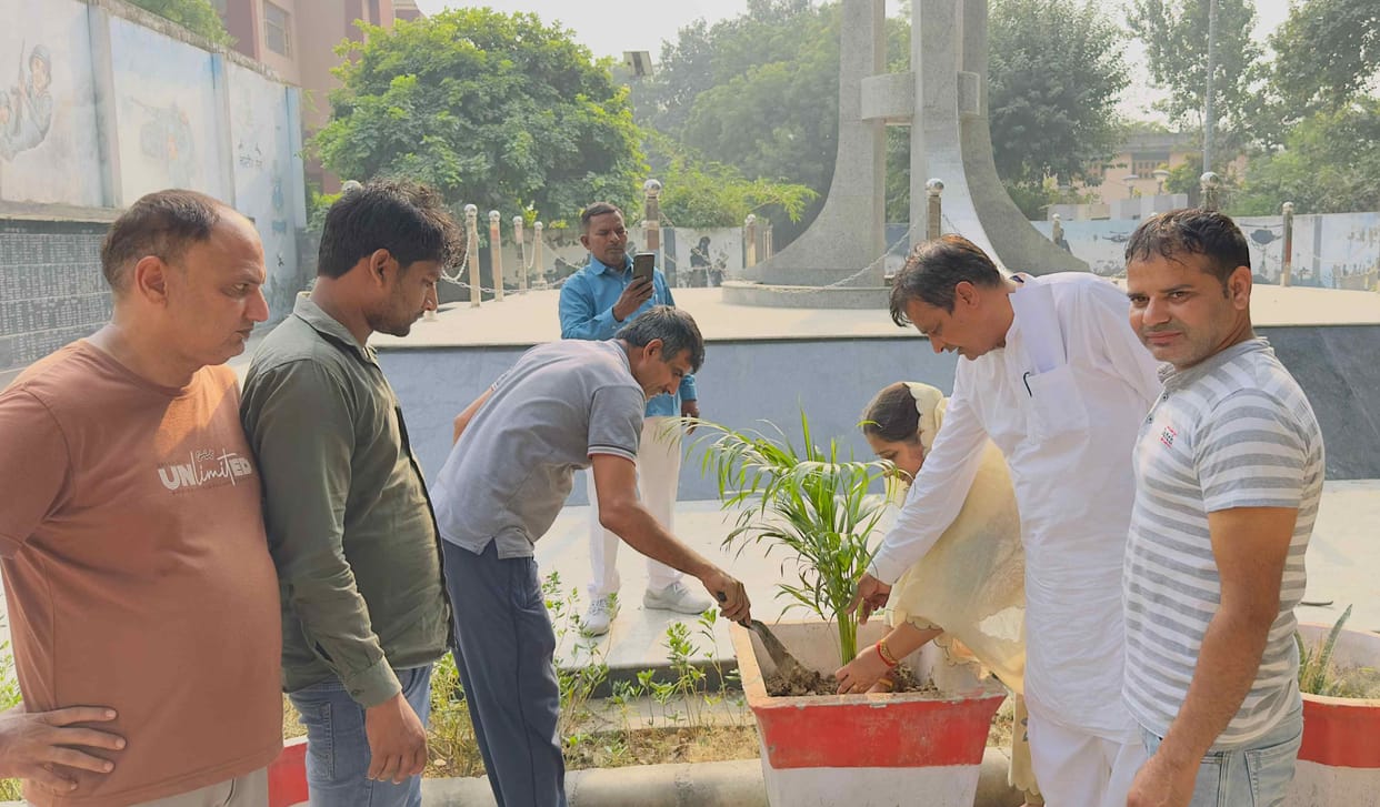 Saroj Rathi planted saplings at the martyr memorial site
