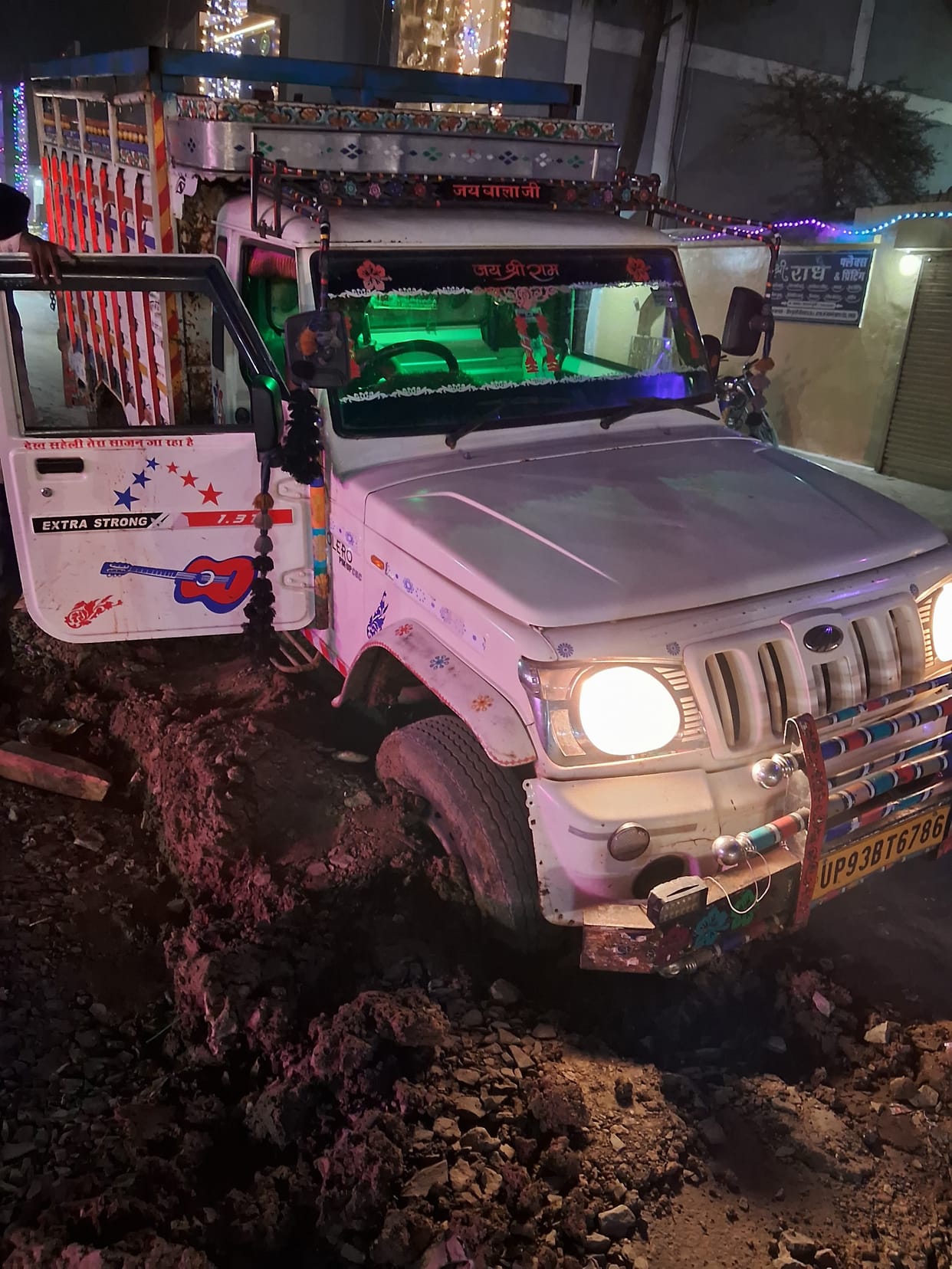 Damoh Half a dozen vehicles stuck from morning till night in the pits dug for the over bridge