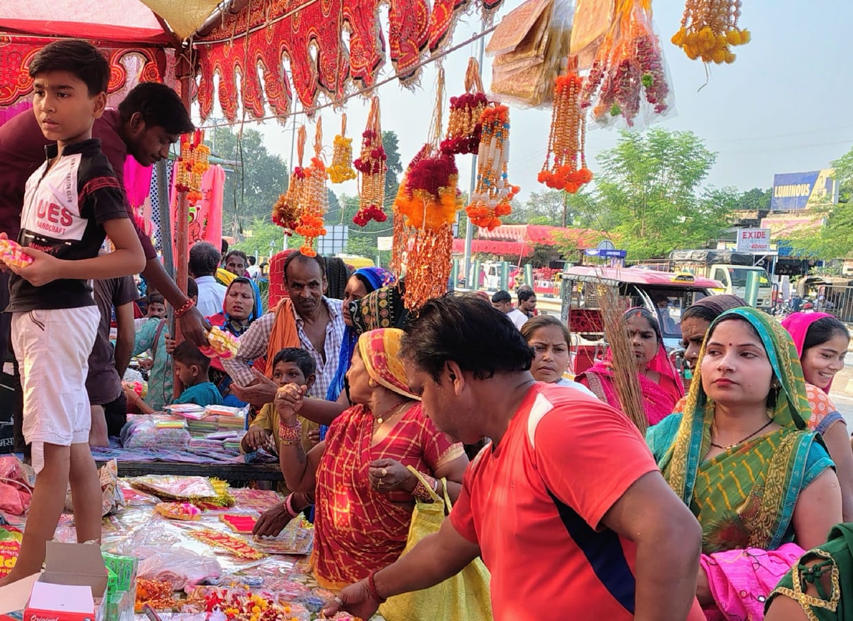 Markets buzzing with customers on Chhoti Diwali