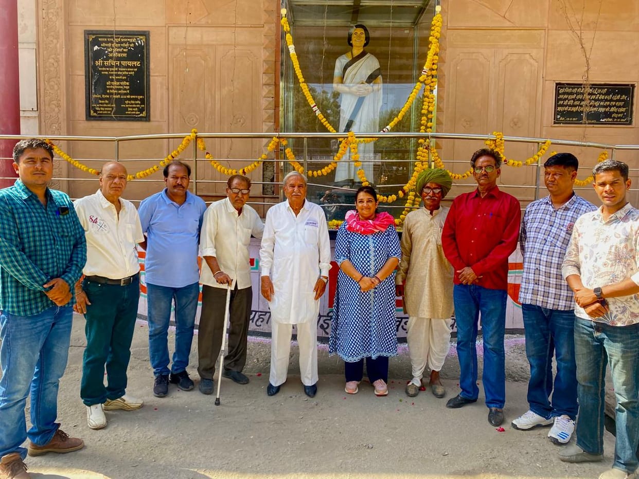 Congressmen paid tribute to Indira Gandhi on her death anniversary, garlanded her statue