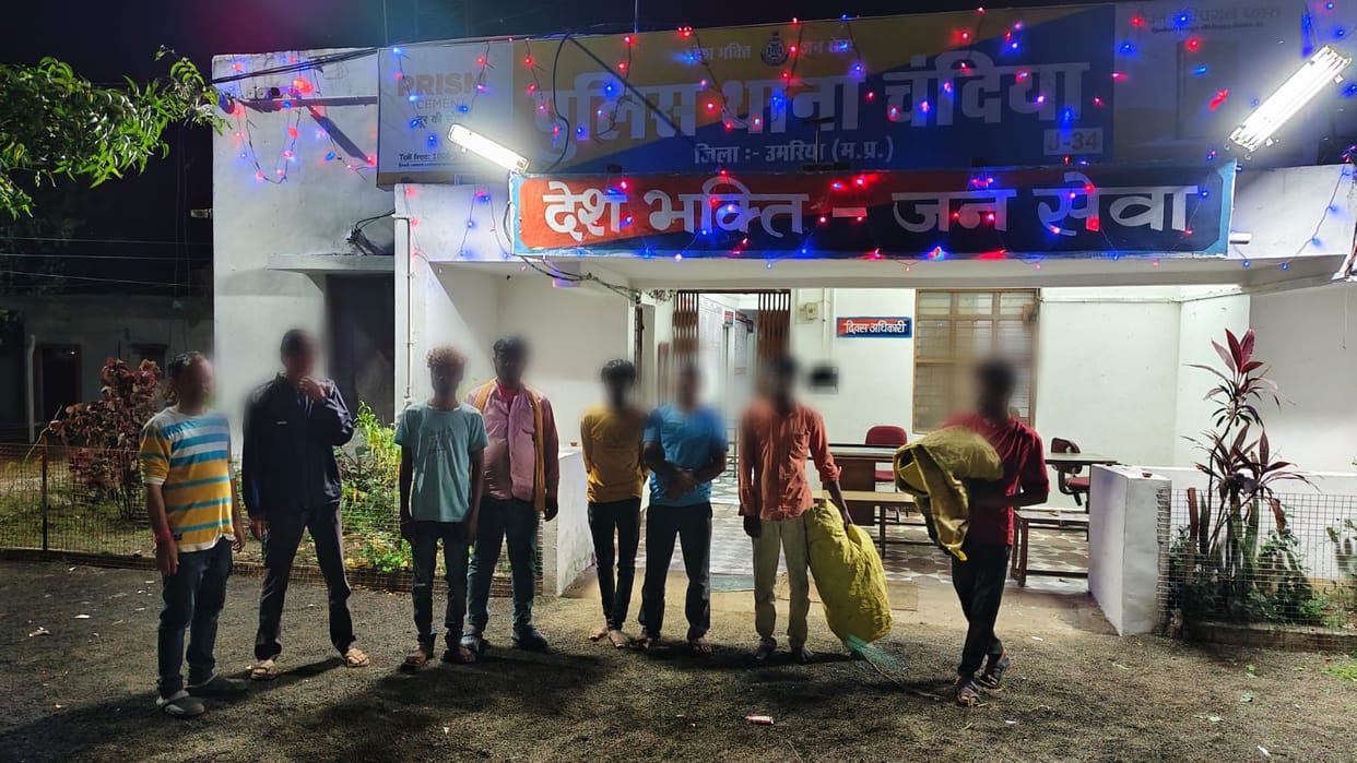 Action against gamblers under Chandia police station, Rs 3800 cash, 52 playing cards, 04 mobile phones seized