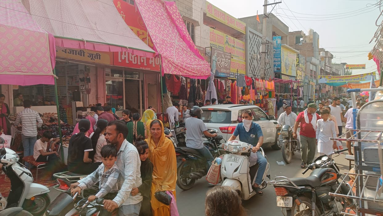 Even after no-entry, big vehicles of loved ones are roaming in the market