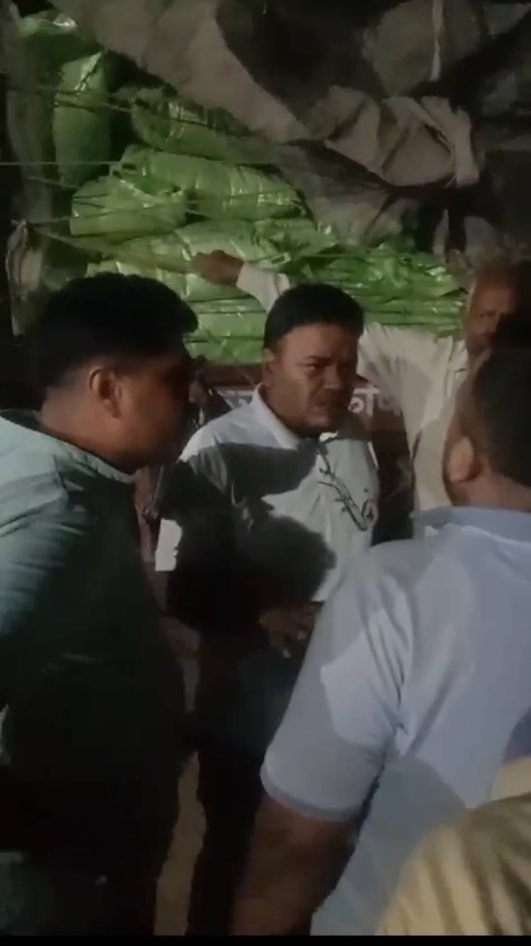 Farmers caught taking 300 bags of DAP fertilizer out of Bhattumandi
