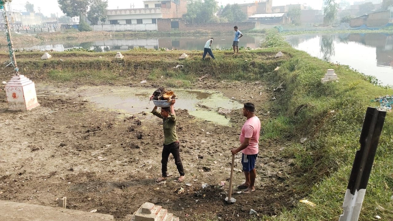 Cleaning of the pond banks has started, Chhath festival will start from seven