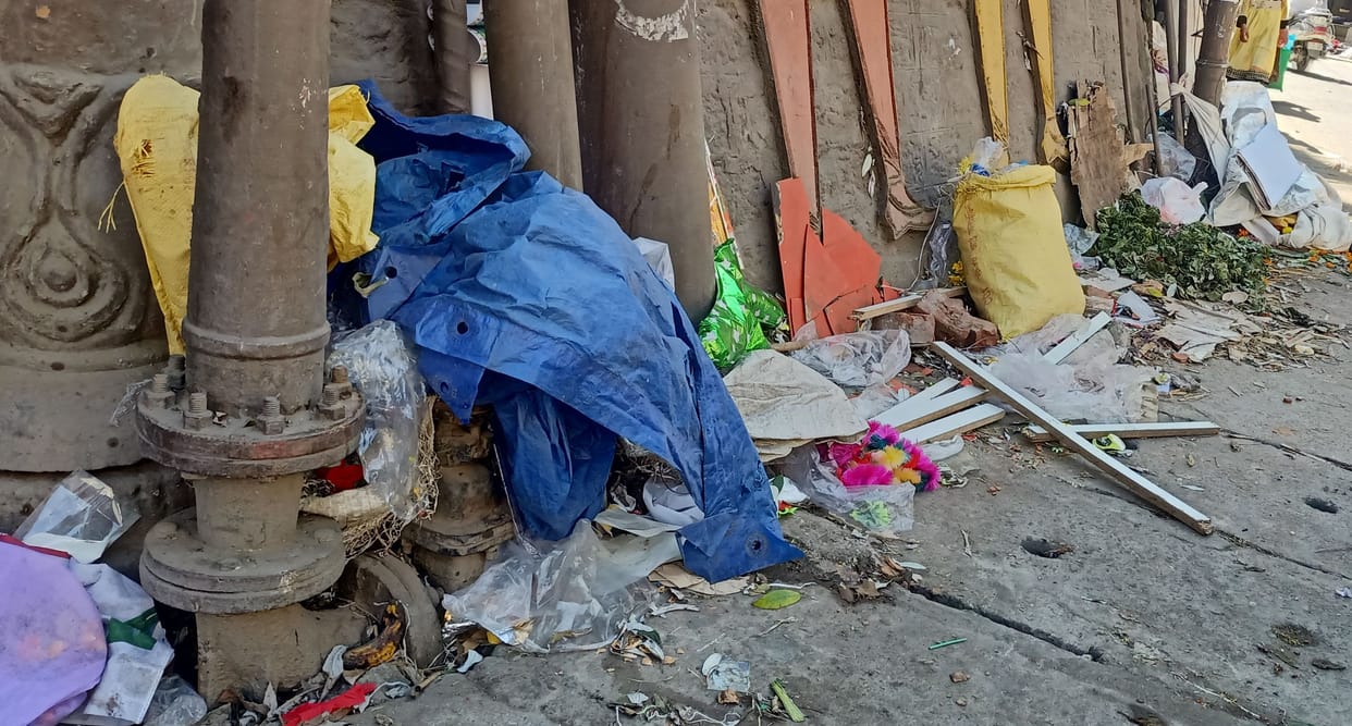 Fell on the city's mall road

dirt spread after removal