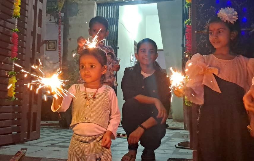 Despite the ban, fireworks worth Rs 1 crore were sold, the poison of pollution mixed in the air.
