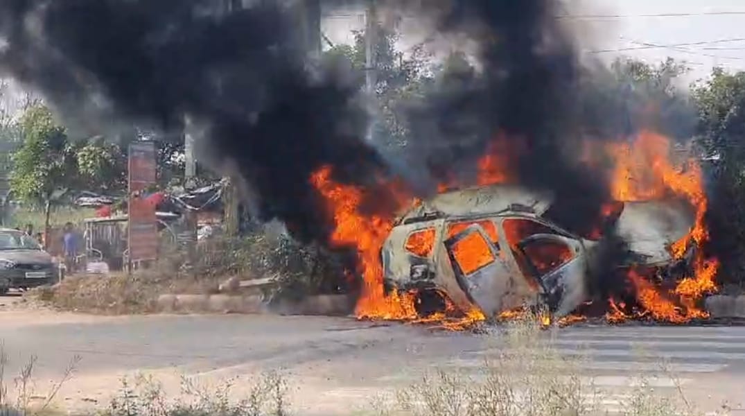 Fire broke out in a moving car, the driver saved his life by jumping