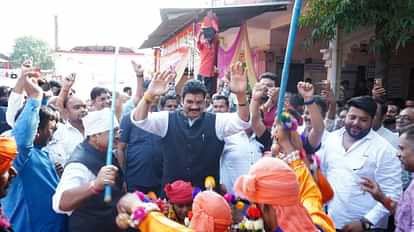 Sagar News: अंचल में दिवारी नृत्य की धूम, ढोलक की थाप पर मंत्री गोविंद सिंह ने जमकर किया नृत्य Minister Govind Singh danced to the beat of dholak in Sagar