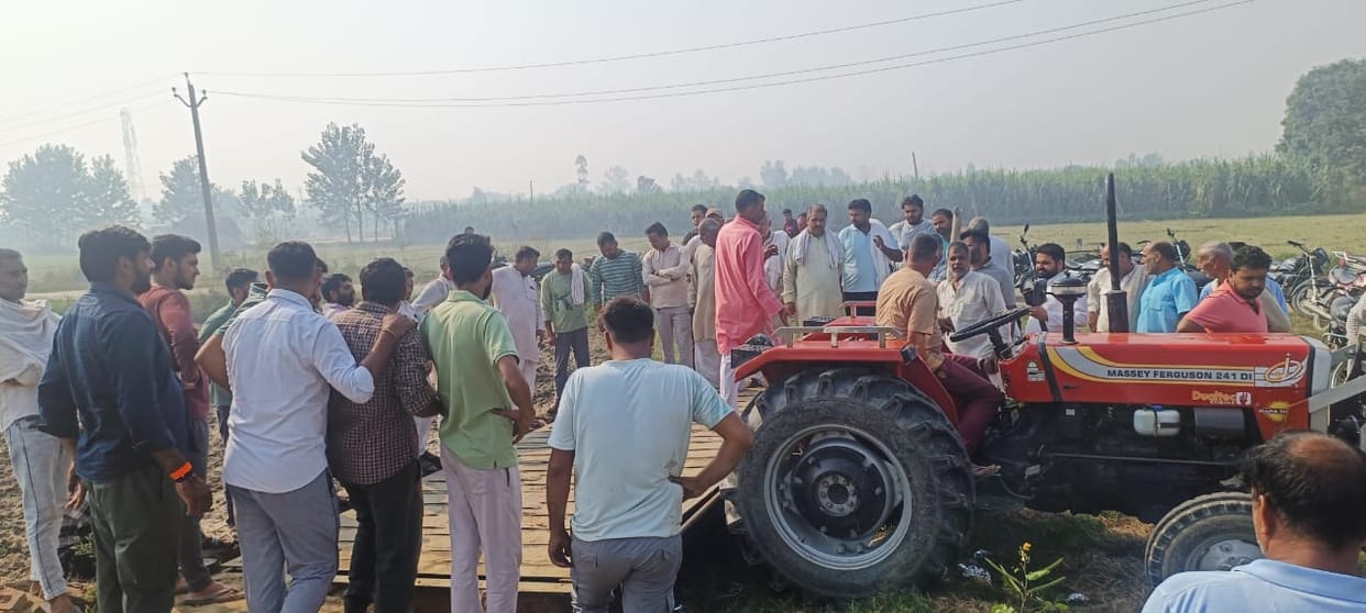 Farmers created ruckus in Bhainswal and uprooted the thorn of Thana Bhawan Mill.