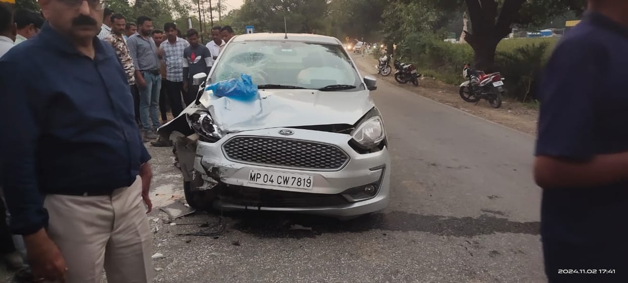 Car coming from Bhopal hits bike riding youth in Damoh