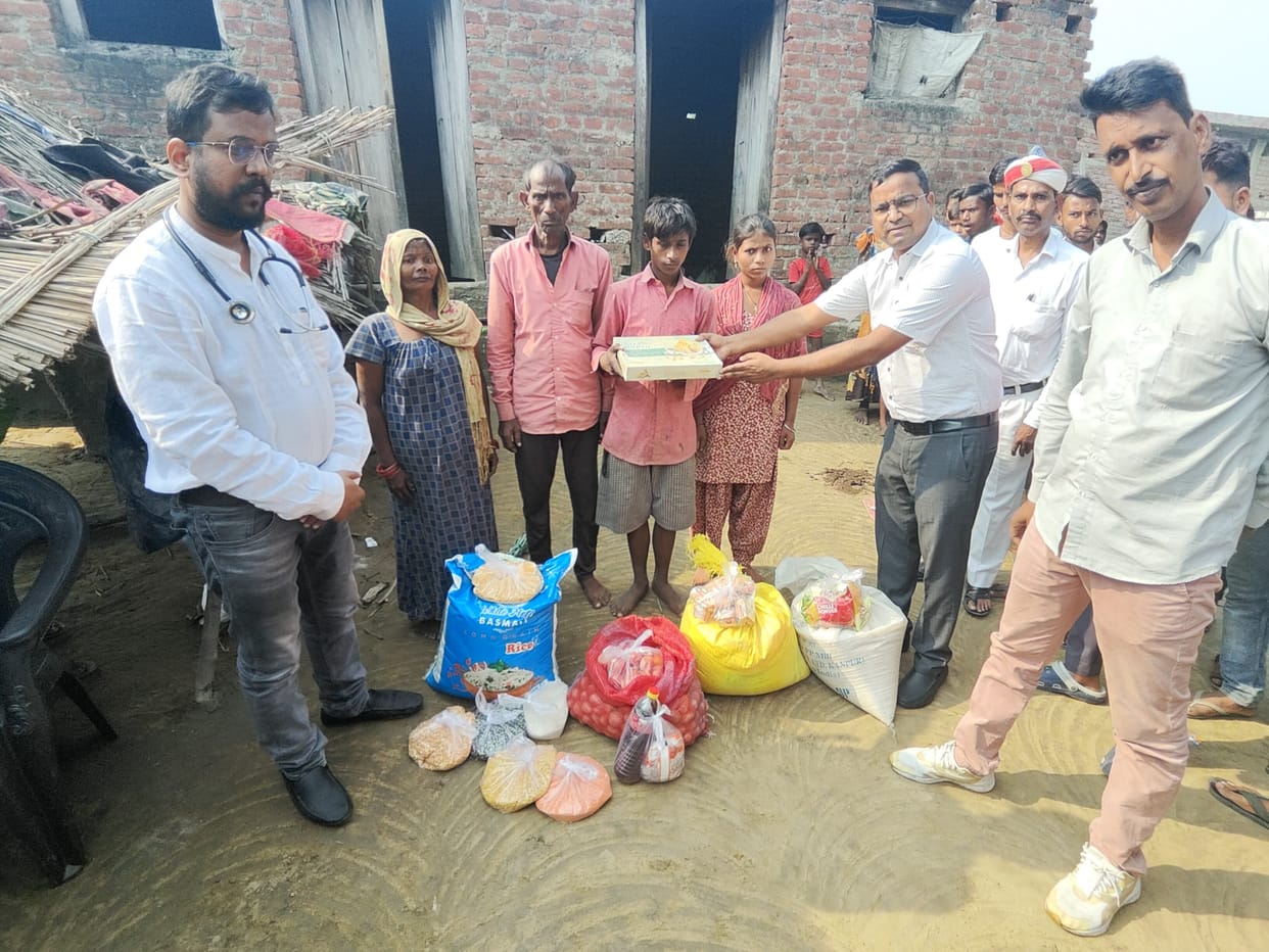 SDM reached the house of the flood victim, gave ration kit and told about the schemes