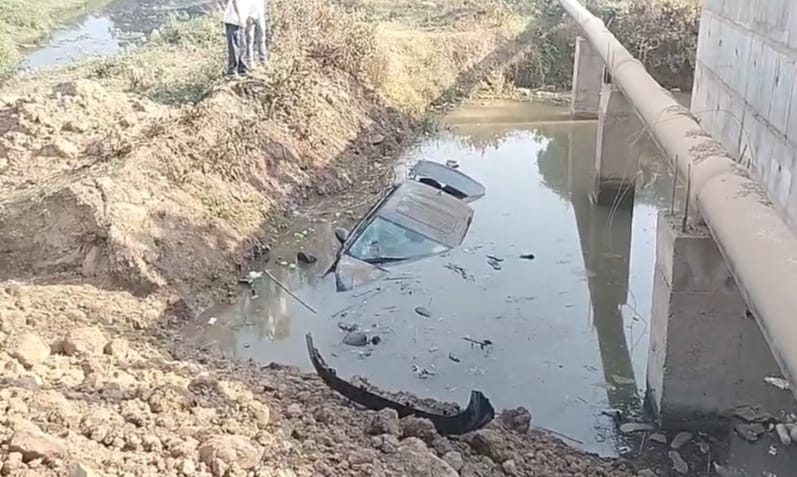 Car fell from the under construction bridge in Ganju Da Bagh, one person referred