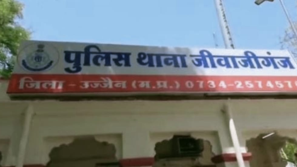 2 lakhs cheated from shop operator by pretending to be a mobile distributor, took money from QR code