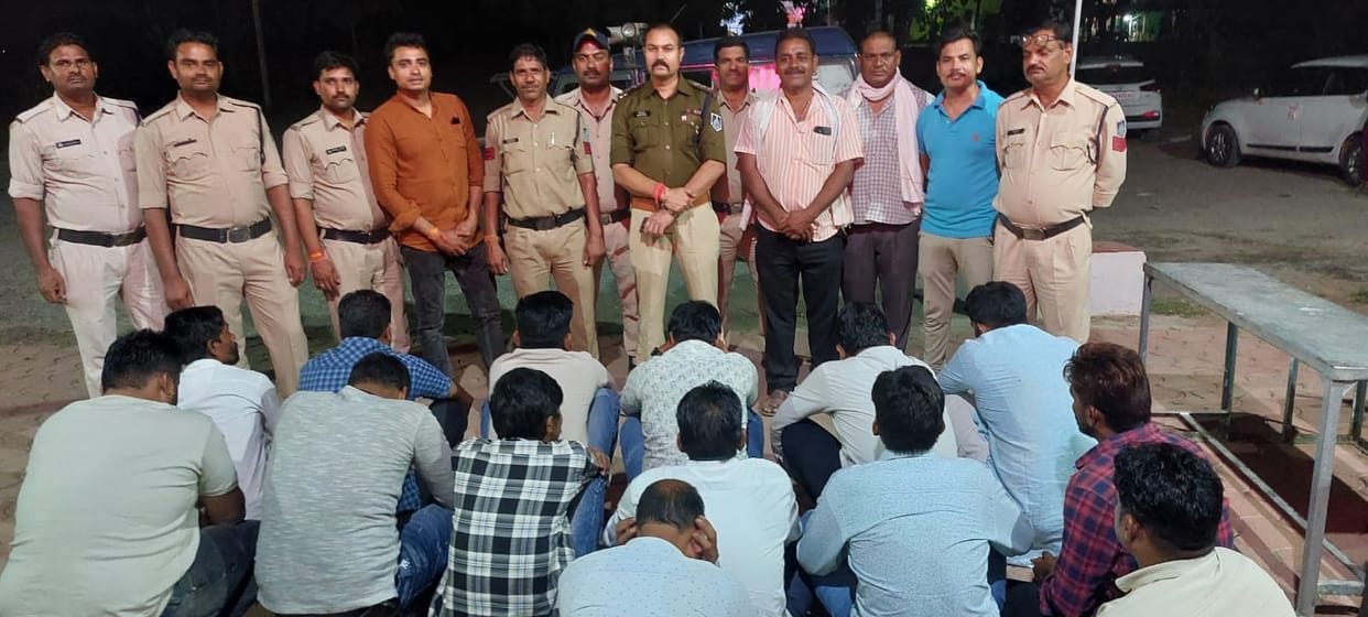Police raided five gambling dens, Dehat police station raided different places and caught 43 gamblers