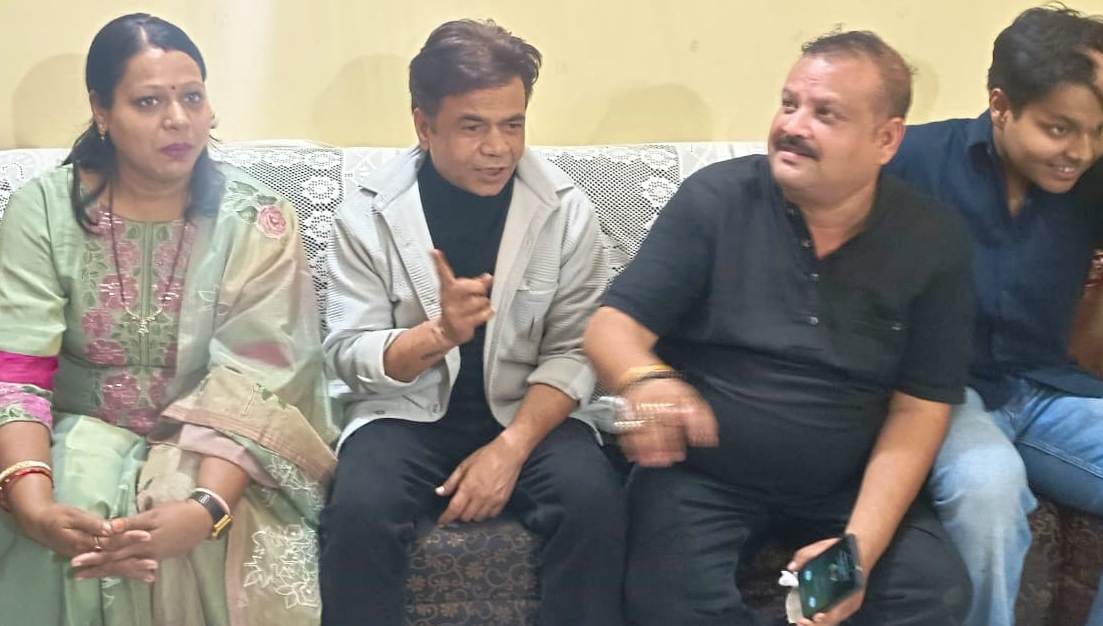 Crowd gathered to take photo with Rajpal Yadav