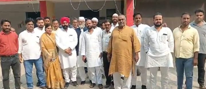 Workers got angry after FIR was lodged against SP leader, submitted memorandum