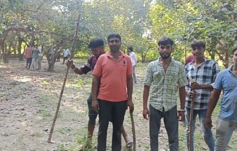 पैंथर के हमले के बाद दहशत में लोग।