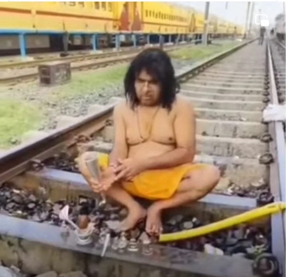 Acharya Kaushik performed Jalabhishek by placing Shivling on the track