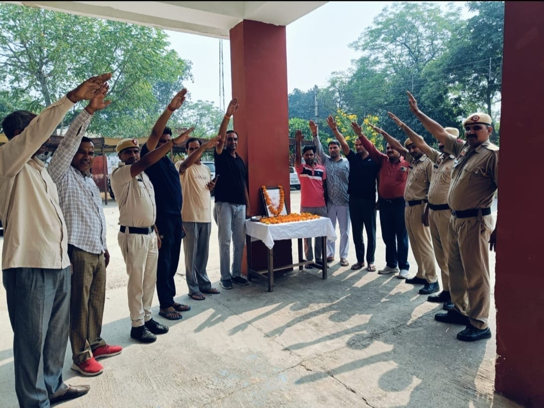 Policemen paid tribute to Sardar Patel