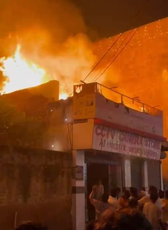 Fire broke out at six places due to fireworks on Diwali, loss worth lakhs