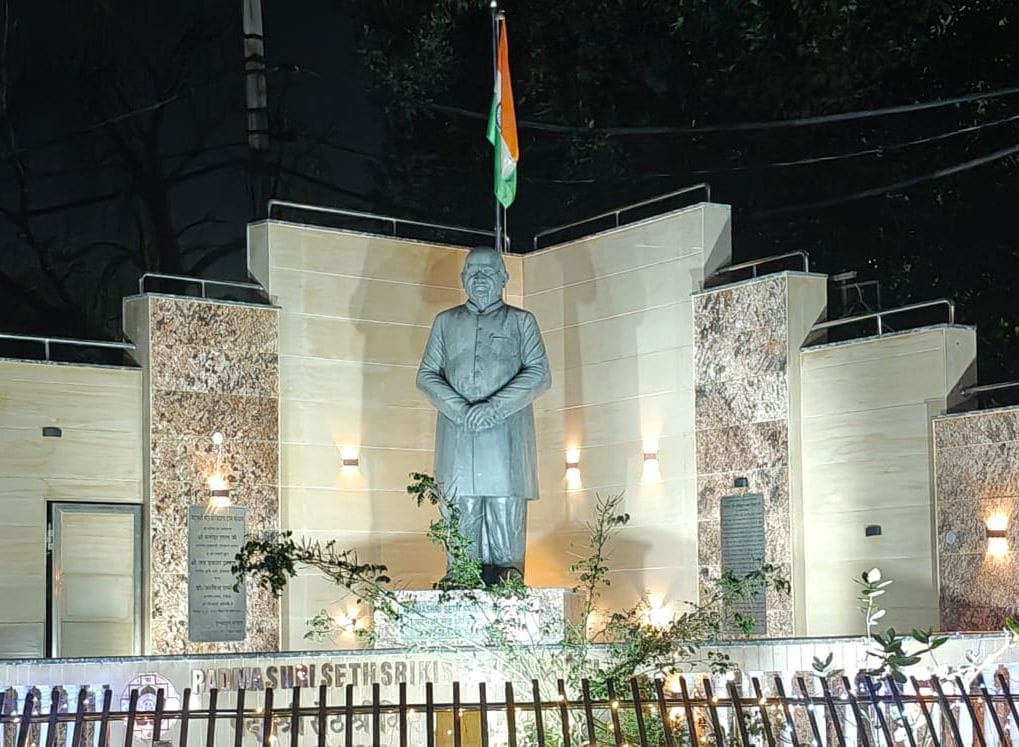 High Court imposed a fine of Rs 10,000 on Municipal Corporation for not replying