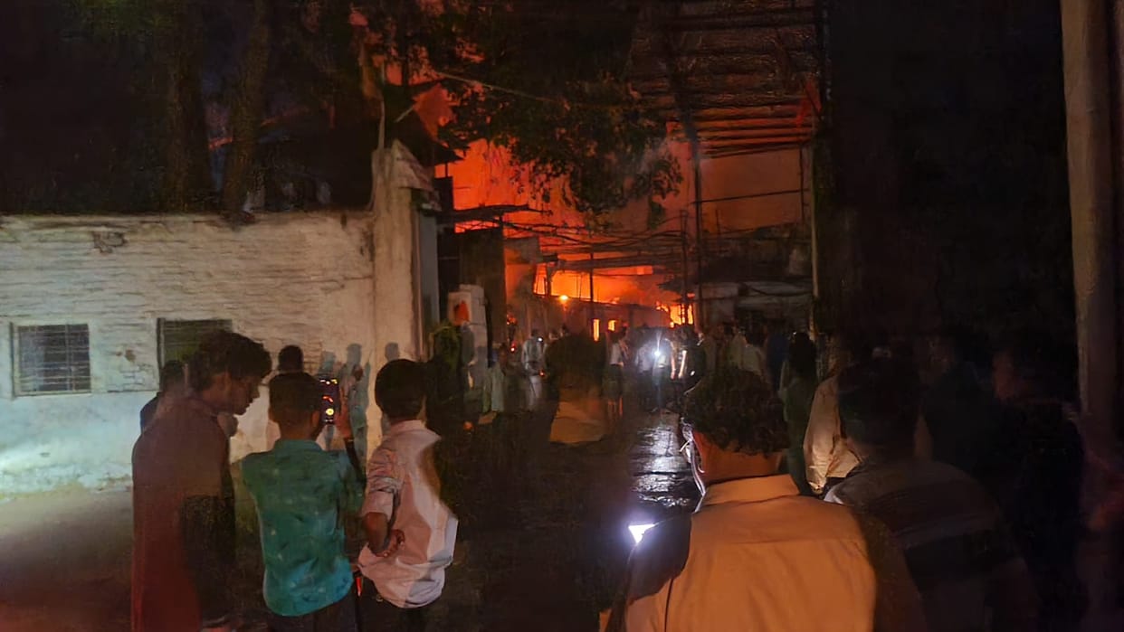 Burhanpur: Late night, a spark from Diwali crackers caused a fire in a textile factory