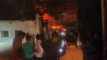 Burhanpur : टेक्सटाइल फैक्ट्री में लगी आग से लाखों का माल खाक, पटाखों की चिंगारी से हादसा होने की आशंका Burhanpur: Late night, a spark from Diwali crackers caused a fire in a textile factory