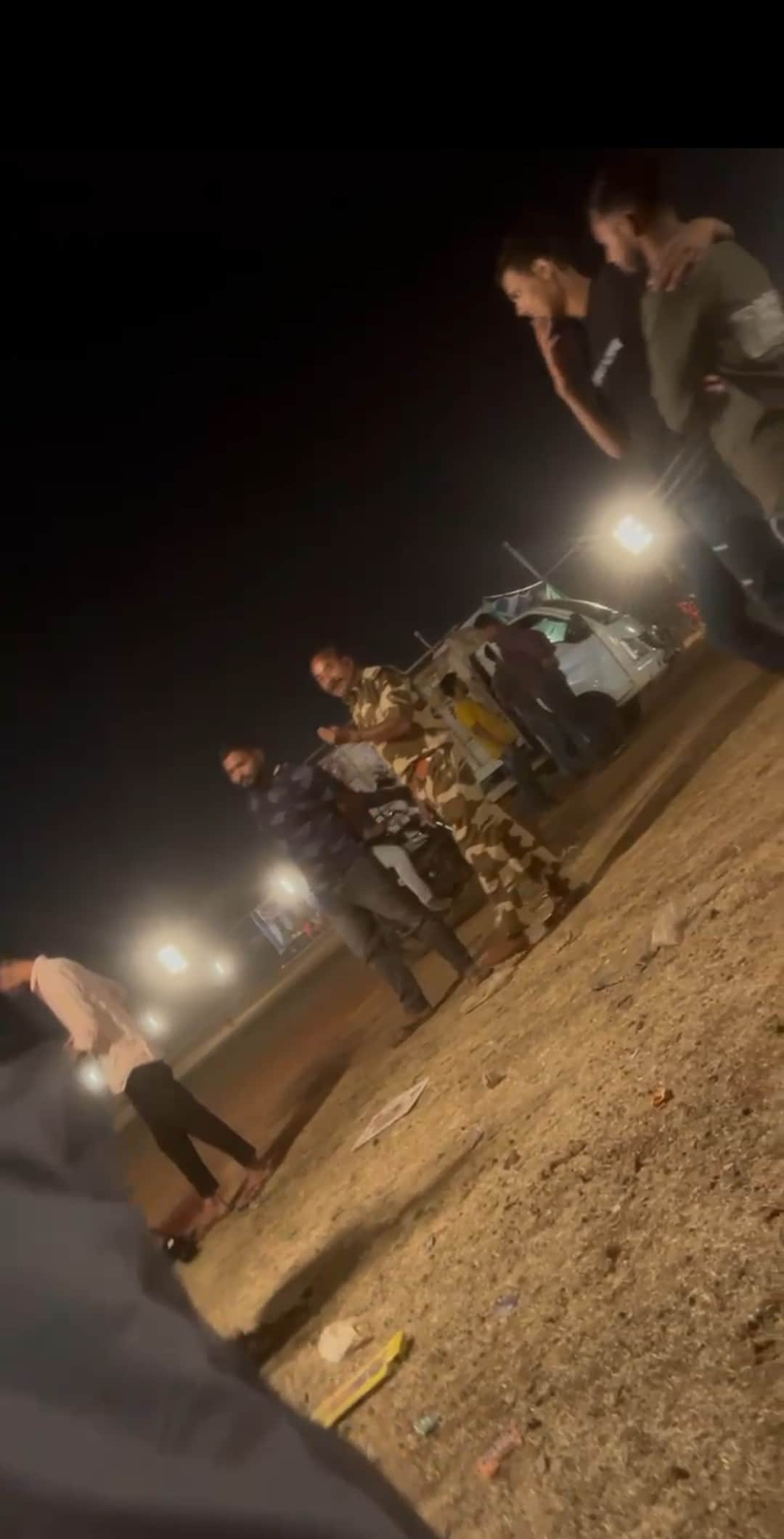 विवाद करते हुए ASI