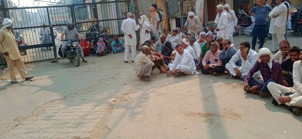 Farmers blocked road after not getting DAP
