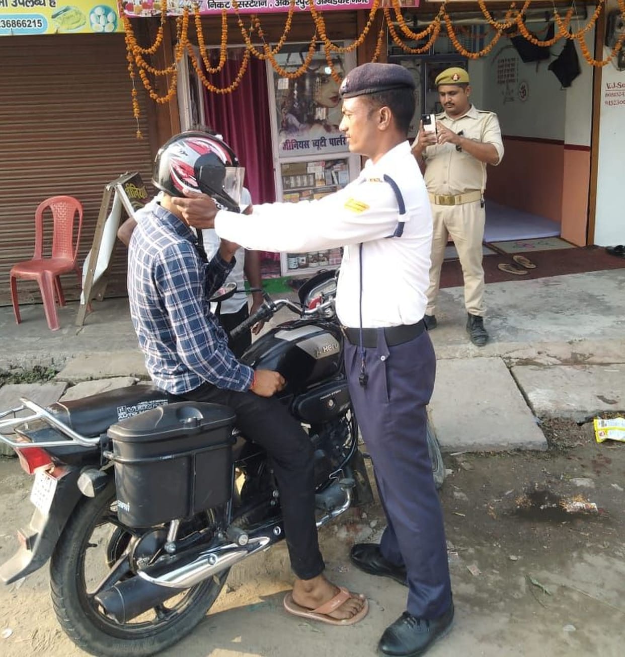 Crackdown on bike riders without helmets