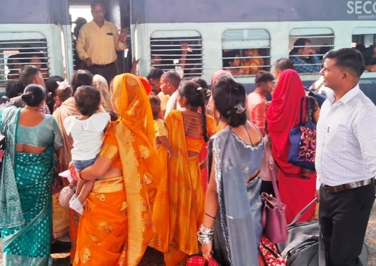 Buses ran empty on Bhaiya Dooj, trains were full
