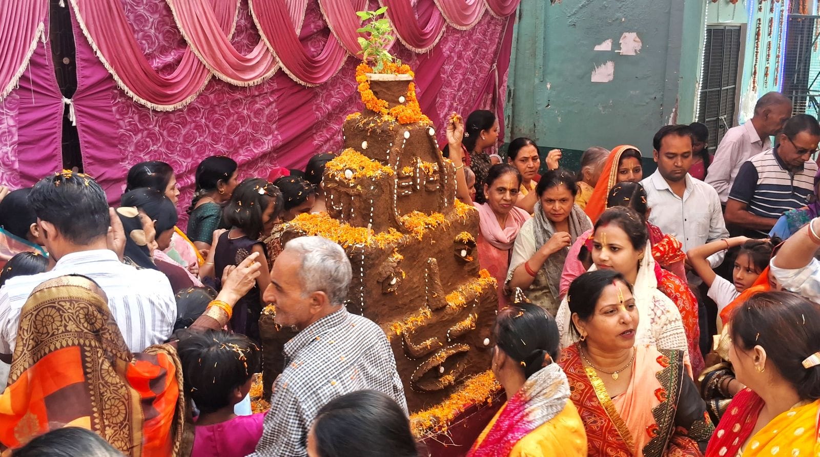 Govardhan Puja 2025 Puja Vidhi Know How to Please Lord Krishna and Offer 56 Bhog Pujan Mantra Vidhi