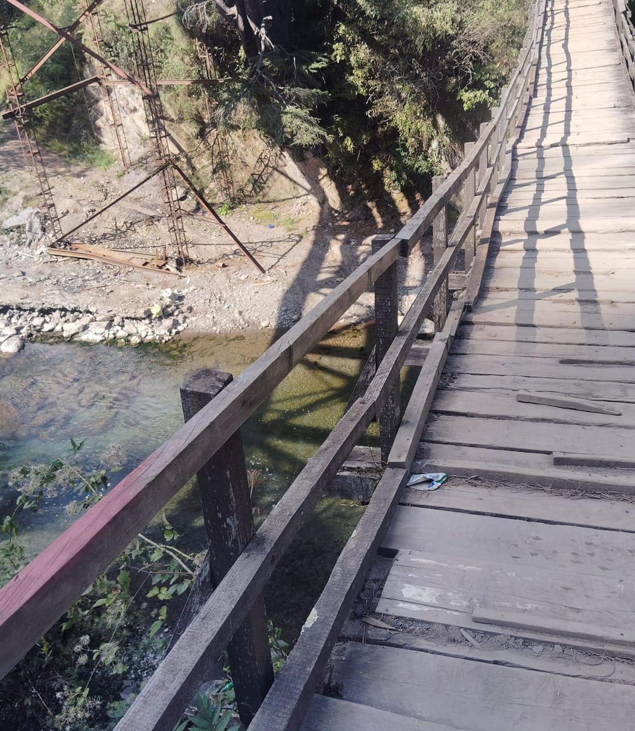 Villagers angry over bridge not being built will surround PWD office