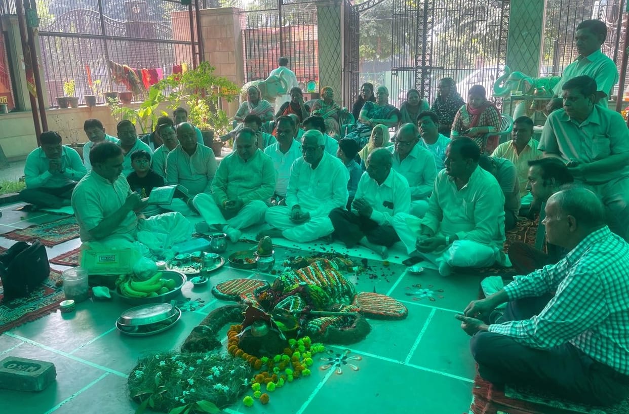 After worshiping Lord Govardhan, a store of Annakoot was set up across the district.