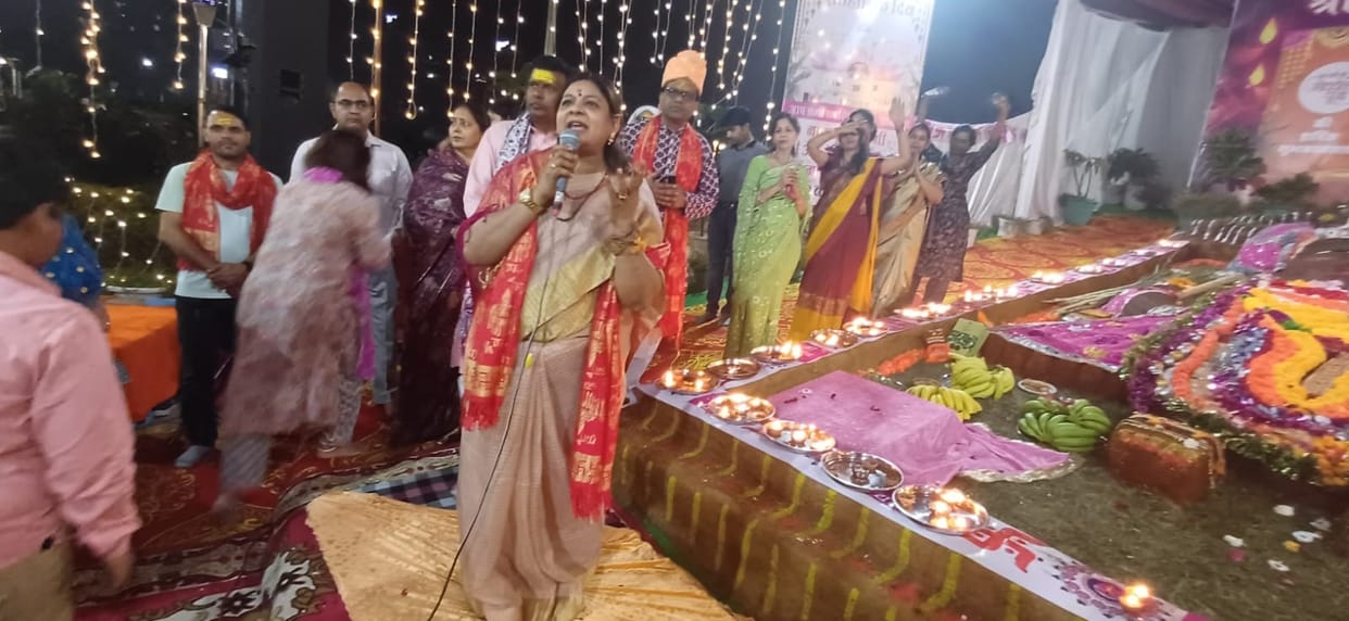 Worship of 36 feet Govardhan was done in Shri Agrasen Dham, Maha Aarti was done with 31 plates.