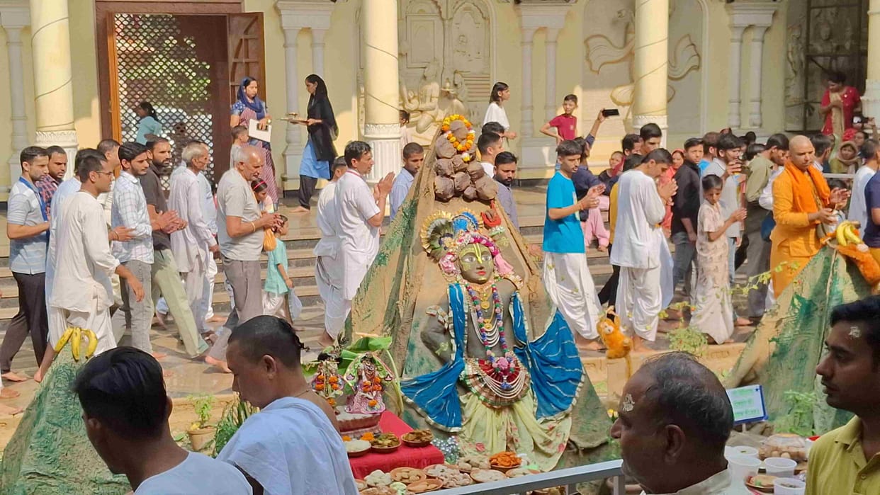 Annakoot celebrated with great pomp by worshiping Govardhan